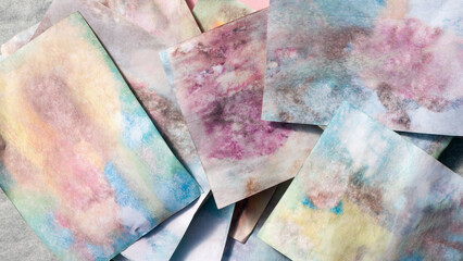 Trozos de papel con colores difuminados y emborronados