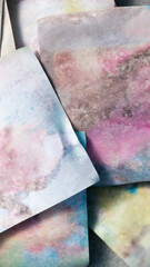 Trozos de papel con colores difuminados y emborronados