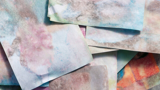 Trozos de papel con colores difuminados y emborronados