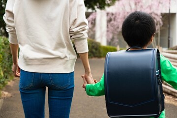 お母さんと帰る小学生