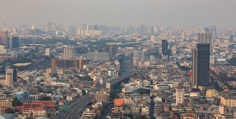Fototapeta na wymiar Panoramic view of Bangkok in the evening It is a capital city full of houses, people, streets and skyscrapers.