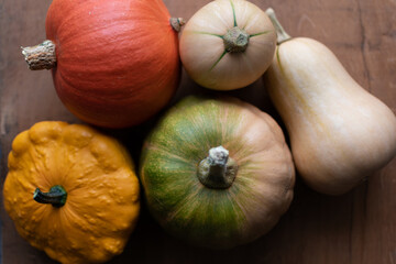 Variety of squashes on a table : butternut, pattypan, pumpkin