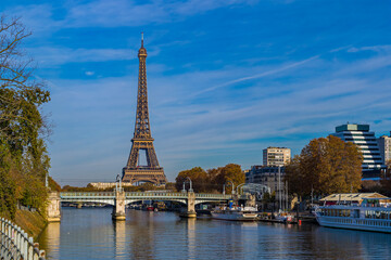 Fototapeta na wymiar Eiffel Tower in a Sunny Day in Paris Seine River and Railway Bridge Fall Colors