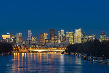 Obraz premium Blue Hour at La Defense Business District With Seine River and Bridge