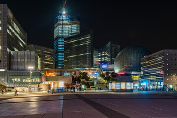 Fototapeta na wymiar La Defense Business District at Night and its Shopping Center Tower Under Construction