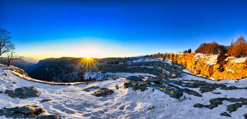 Lever de soleil au Creux du Van