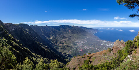 El Hierro - Panoramablick ins El Golfo Tal nahe dem Mirador de Jinama, der Wanderweg mit Geländer am Felsen im Hang ist der Camino de Jinama
