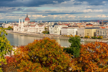 Fototapeta premium Budapest autumn cityscape with Hungarian parliament building and Danube river, Hungary