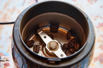 Fototapeta premium ziarna kawy w elektrycznym młynku do kawy 