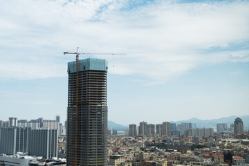 Naklejka premium Unfinished building under cloud sky
