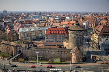 Blick auf die Nürnberger Stadtmauer mit dem Frauentorturm als Abschluss aus der Luft. im...
