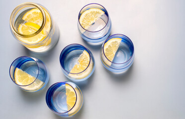 vasos con limón azul y fondo azul
