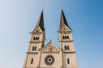 Fototapeta na wymiar Olten, Stadt, St. Martin, Kirche, Altstadt, historische Häuser, Bahnhof, Frühling, Frühlingssonne, Solothurn, Schweiz