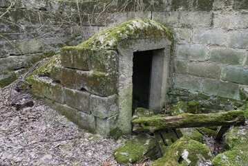 Obraz premium Old abandoned entrance to the dugout. Dugouts were used as stores for food. Poland