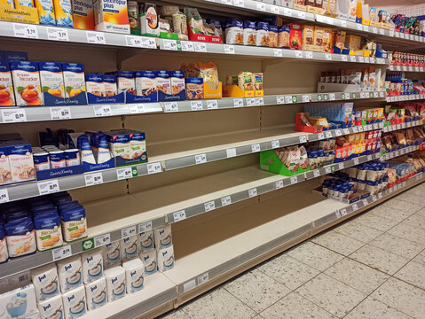 Gro&szlig;e L&uuml;cken in einem Regal wo sonst Mehl steht
