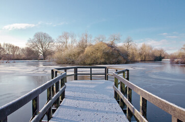 Obraz na płótnie Canvas wooden bridge in the wintery park