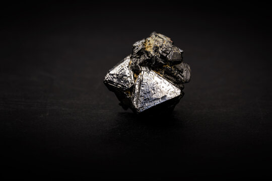 magnetite stone, magnetic material formed by iron oxide, magnet stone used in compasses