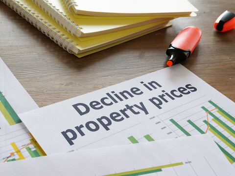 Decline in property prices is shown on the photo using the text