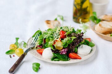 Salad with strawberries, cherry tomatoes and mixed salad