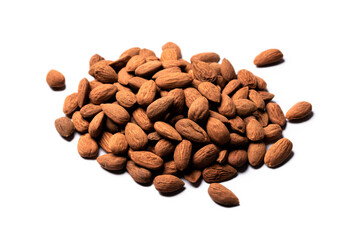 Mucchio di mandorle sgusciate isolate su fondo bianco 