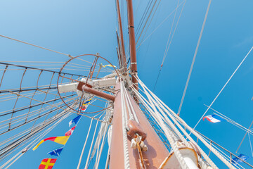 Les mâts et les cordages d'un grand voilier.	
