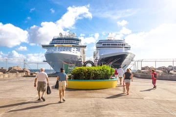 Poster Cruisepassagiers keren terug naar cruiseschepen in de cruiseschipterminal van St Kitts Port Zante © Mariakray