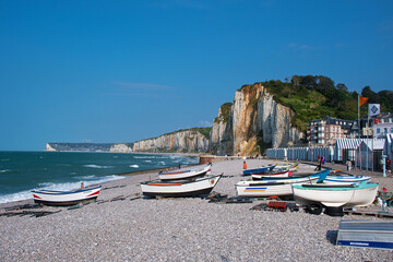 Strandbad Yport, Alabasterküste, Normandie, Frankreich. Panorama vom Kieselstrand mit Klippen...