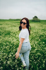 Chica pelirroja en la naturaleza del sur de españa sonriente y feliz entre la vegetacion juvenil...