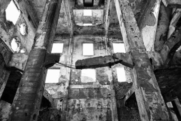 Stara klimatyczna czarna fabryka z betonu.  - obrazy, fototapety, plakaty