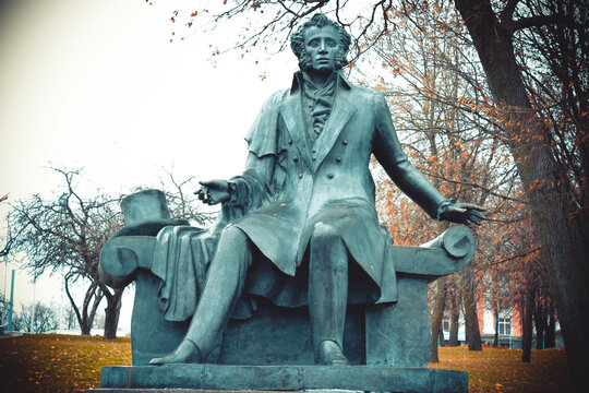 statue of Max Gorki