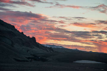 Fototapeta premium Nachthimmel an Mitsommer im Hochland von Island in der Askja.