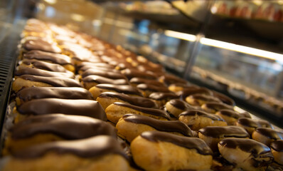 Obraz premium Very fresh eclairs cake on counter in bakery