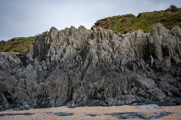 Fototapeta na wymiar Slate, quartz and sandstone rock formations at Barricane Beach, Woolacombe, Devon