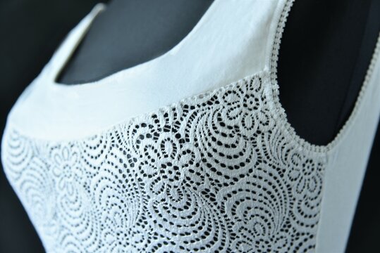 Dessous &ndash; Ausschnitt Brustbereich wei&szlig;er Body mit Spitze