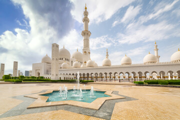 Fototapeta na wymiar Beautiful architecture of the Grand Mosque in Abu Dhabi, United Arab Emirates