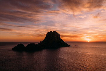 Naklejka na ściany i meble Felseninsel Es Vera auf Ibiza als Silhouette zu Sonnenuntergang im Mittelmeer