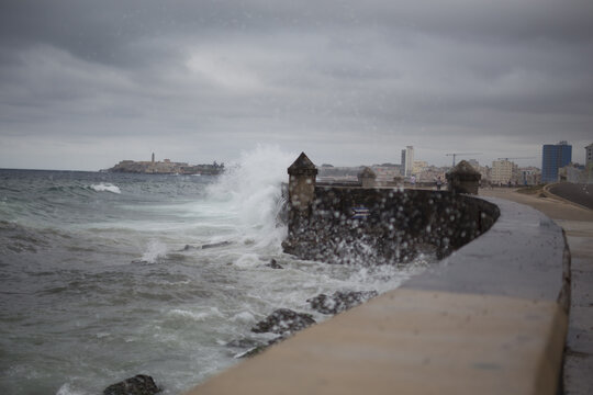 Kuba Havanna Altstadt Malecon Rundgang Wellen Unwetter