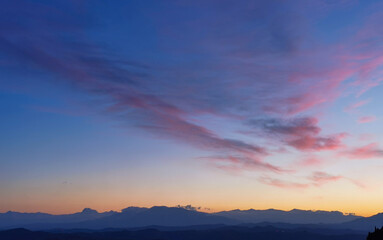 Fototapeta na wymiar Tramonto blu e rosso nel cielo sopra le valli le colline e le montagne dell’Appennino