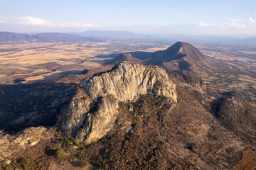 Fototapeta na wymiar Montaña arqueológica y cerros en Chalcalcingo, Rancho la Joya