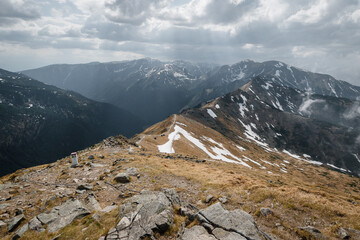 Wiosna w Tatrach Wysokich. Widok z Kasprowego na Czerwone Wierchy, resztki śniegu