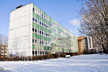 Berlin, Alemania. Edificio de la era soviética en epoca de invierno. - obrazy, fototapety, plakaty