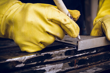 mano de hombre trabajador de construcción midiendo para cortar metal