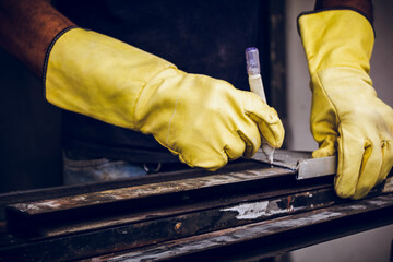 mano de hombre trabajador de construcción midiendo para cortar metal