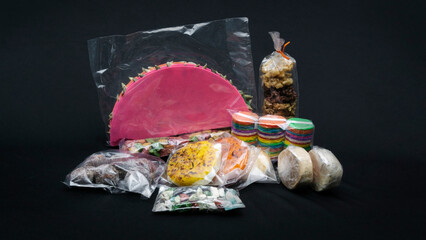 Dulces coloridos tipicos de México como sabrosos cacahuates, chocolates, cocadas, palanquetas,...