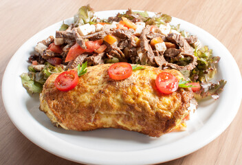 Alimentação saudável e regulada, com pratos contendo proteína, salada para uma boa saúde.