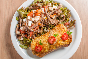 Alimentação saudável e regulada, com pratos contendo proteína, salada para uma boa saúde.