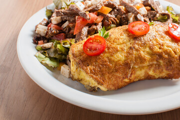 Alimentação saudável e regulada, com pratos contendo proteína, salada para uma boa saúde.