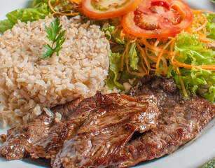 Alimentação saudável e regulada, com pratos contendo proteína, salada para uma boa saúde.