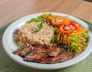 Alimentação saudável e regulada, com pratos contendo proteína, salada para uma boa saúde.