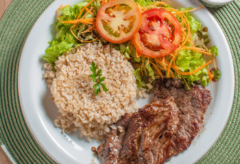 Alimentação saudável e regulada, com pratos contendo proteína, salada para uma boa saúde.